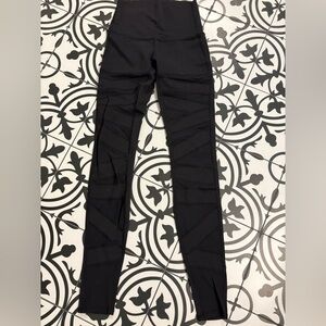 Lululemon Black Leggings w/mesh size 2